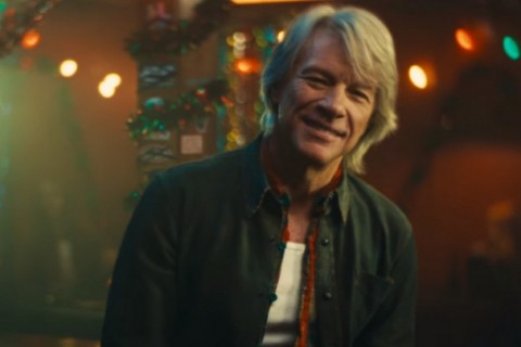 Bon Jovi lança clipe da natalina "Christmas Isn't Christmas". Veja!